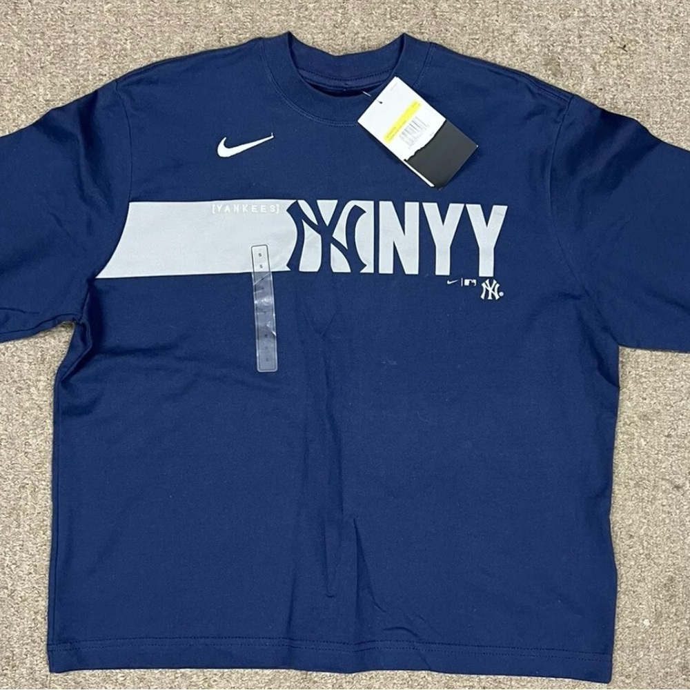 Nike Women's New York Yankees Navy Knock Boxy T-Shirt Size Small